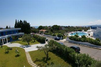 Hotel Club Cala Longa Montauro Екстериор снимка