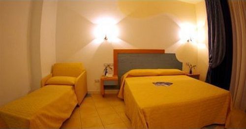 Hotel Club Cala Longa Montauro Екстериор снимка