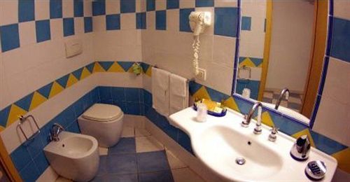 Hotel Club Cala Longa Montauro Екстериор снимка