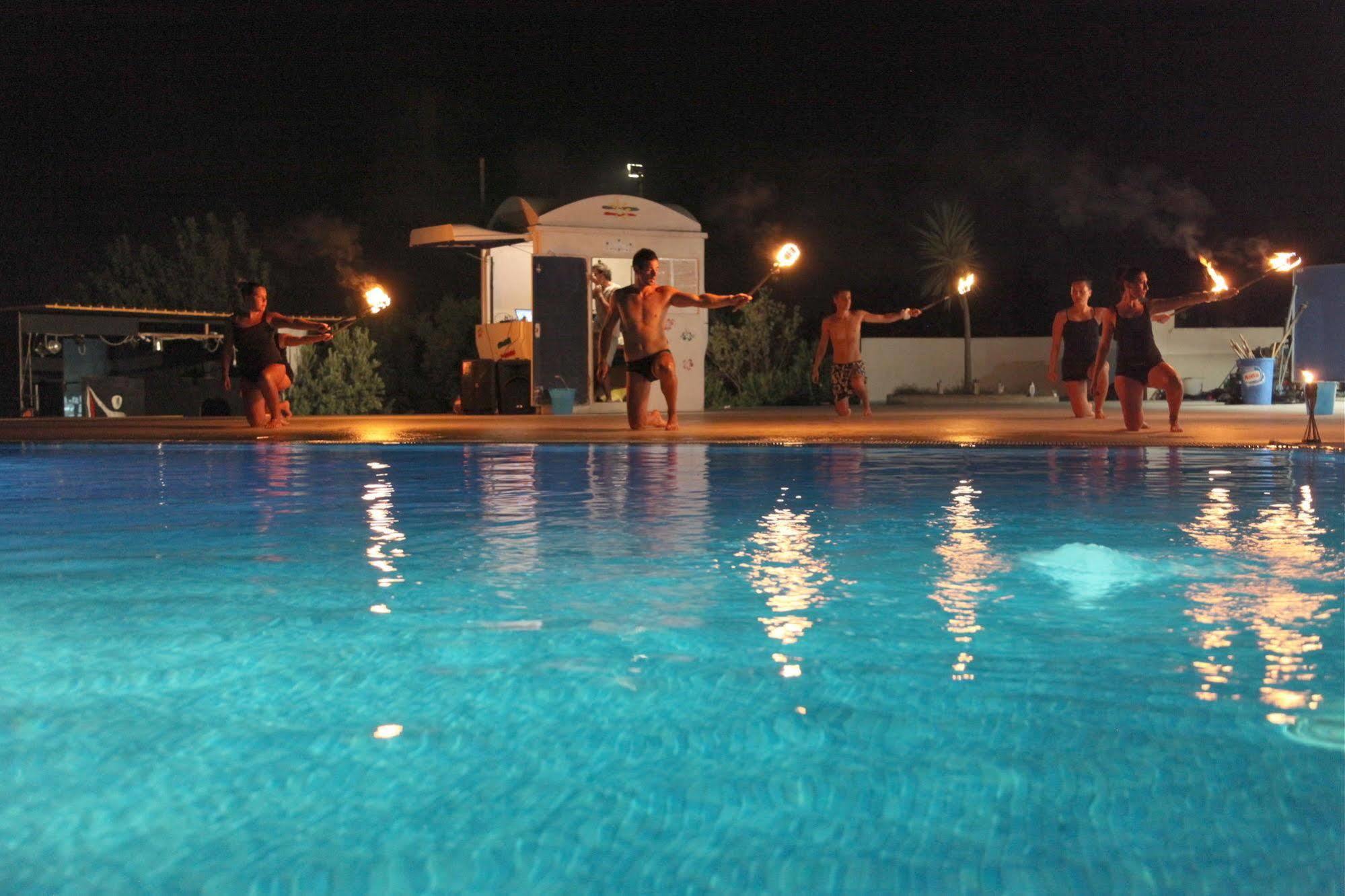 Hotel Club Cala Longa Montauro Екстериор снимка